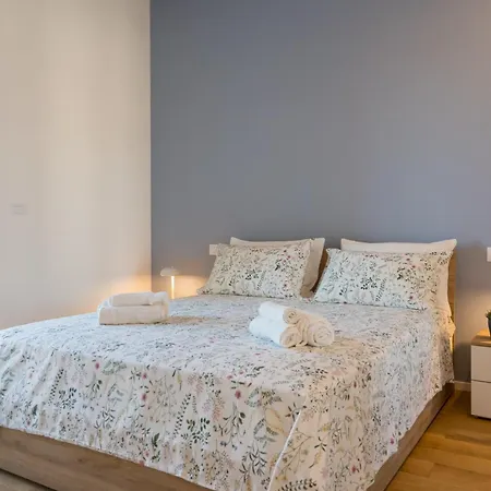 Siracusa Bright X4 With Balcony *